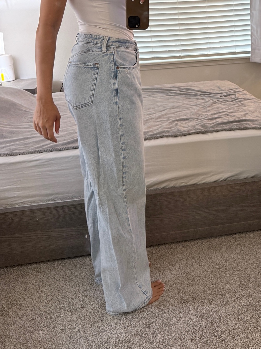 Abercrombie Light Blue High-Rise Relaxed Leg Women’s Jeans Size 29 (8R) - Picture 2 of 6